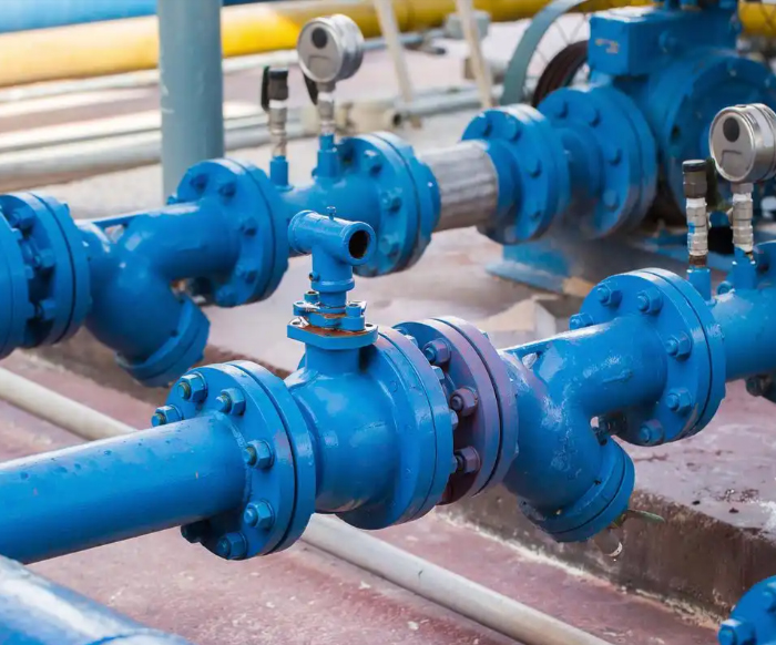 A set of bright blue industrial piping and valve systems showcases application scenarios of sealing solutions for bolted flange connections, demonstrating the practical application of industrial sealing technology.
